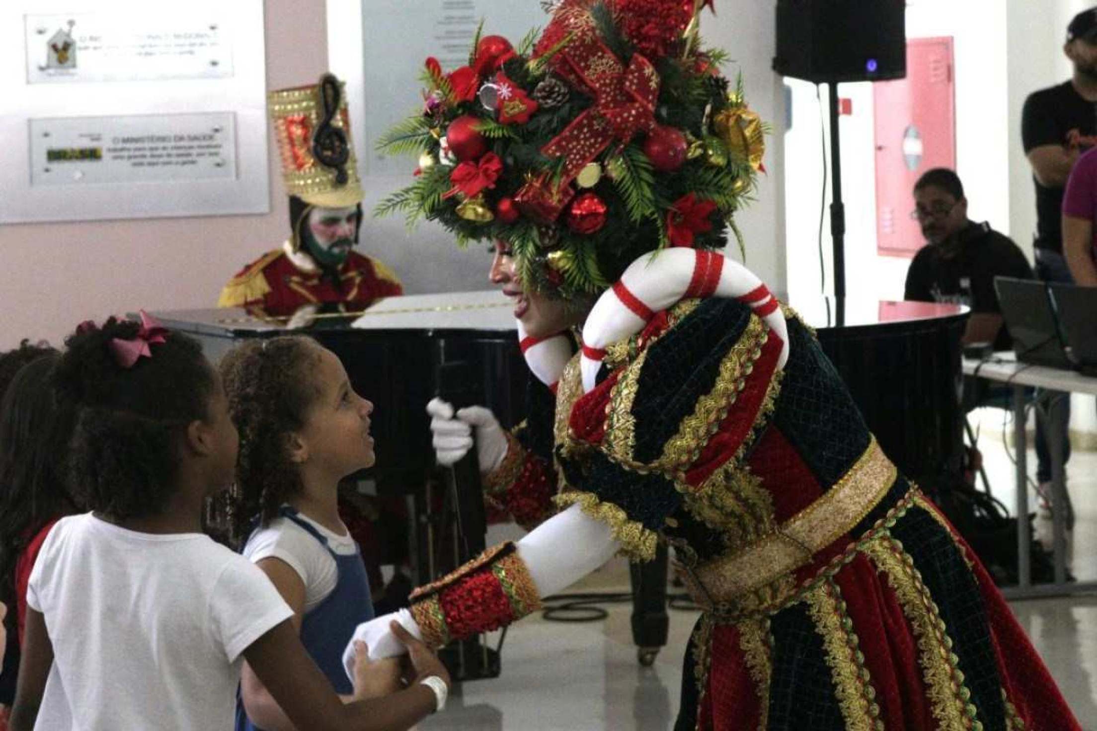 As crianças tiraram fotos, dançaram e cantaram com os artistas, pedindo até para dividir o microfone. 