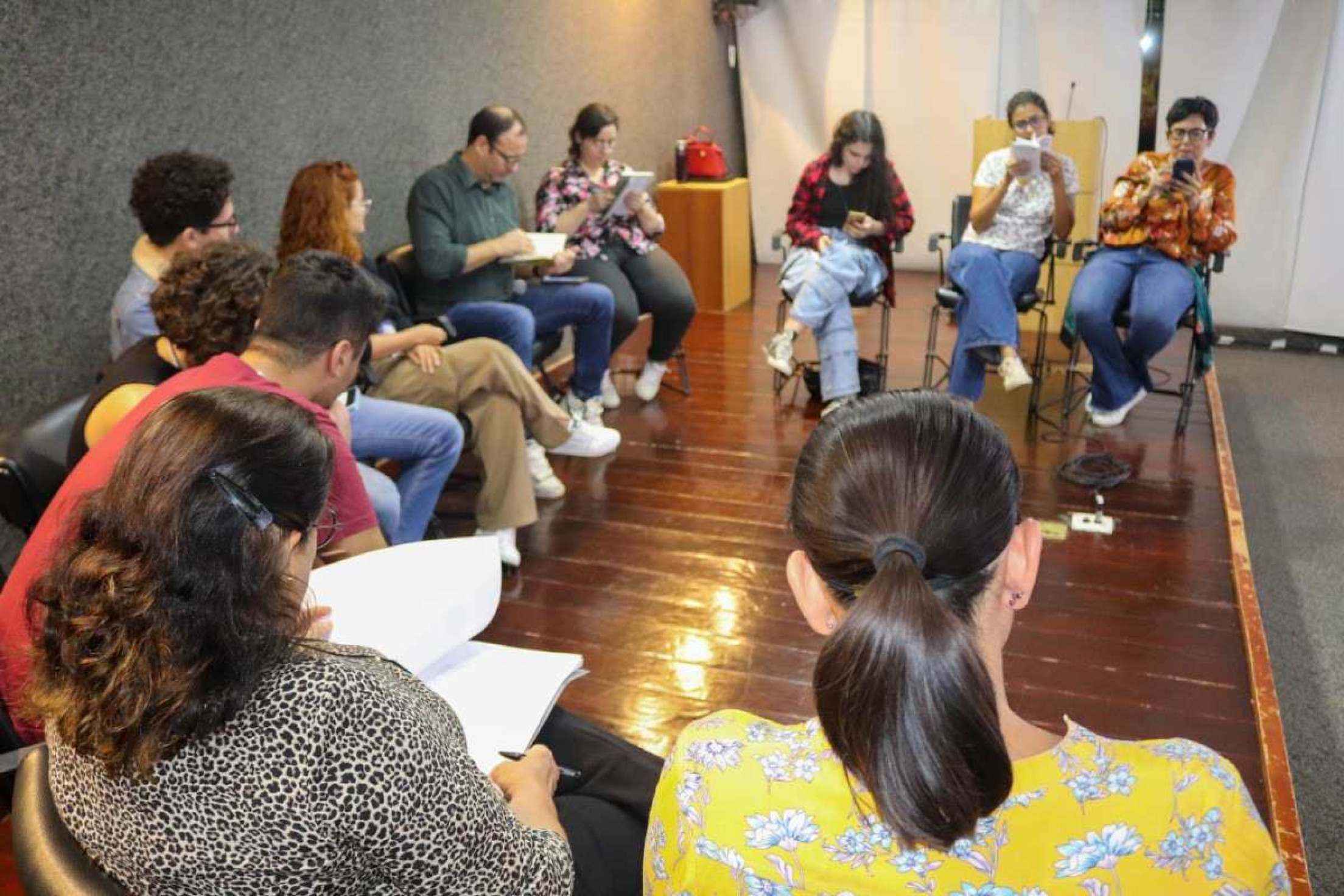 Clube Entrelaçando Letras e Culturas debate o livro 20 poemas de amor e uma canção desesperada