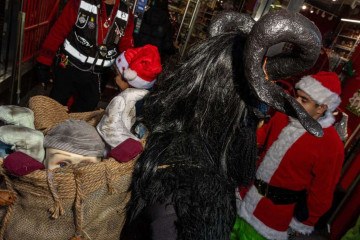 A principal festa ocorre na noite de 5 de dezembro, véspera do dia de São Nicolau, que inspira a figura do Papai Noel -  (crédito: Alex Kent / GETTY IMAGES NORTH AMERICA / Getty Images via AFP)