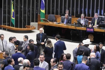 Sessão da Câmara: ao longo das votações 'prévias', ficou claro que o governo não tinha os 308 votos necessários para aprovar a PEC  -  (crédito: Bruno Spada/Câmara dos Deputados)