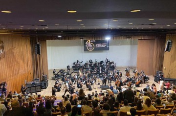 A orquestra apresentou a Sinfonia do Concreto, um repertório que homenageia o Teatro Nacional Cláudio Santoro e a história do grupo -  (crédito: Pedro Ibarra/CB/D.A.Press)