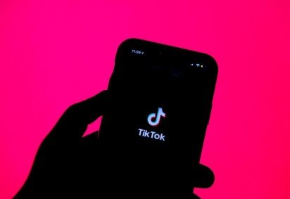 Celular com aplicativo Tik Tok -  (crédito: Reprodu&ccedil;&atilde;o/Flickr: Solen F.)