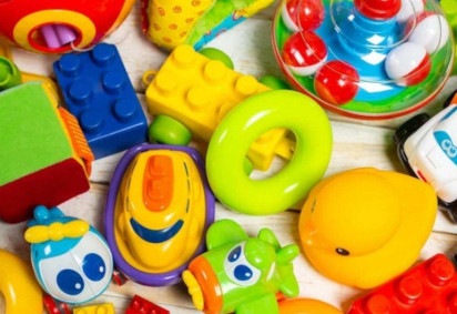 Existem diversas opções de brinquedos capazes de auxiliar no aprendizado das cores, formas e tamanho, para que a criança possa desenvolver suas habilidades enquanto brinca -  (crédito: Freepik)