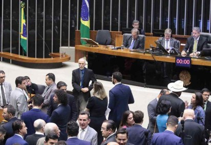 Sessão da Câmara: ao longo das votações 'prévias', ficou claro que o governo não tinha os 308 votos necessários para aprovar a PEC  -  (crédito: Bruno Spada/Câmara dos Deputados)