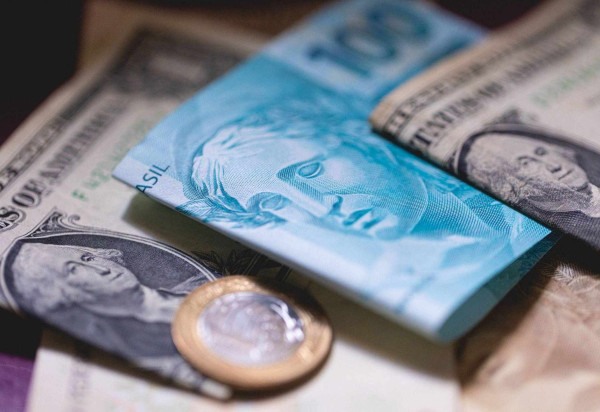 Dólar fechou esta quinta-feira (2/1) em queda, a R$ 6,16 ante o real -  (crédito: BBC)