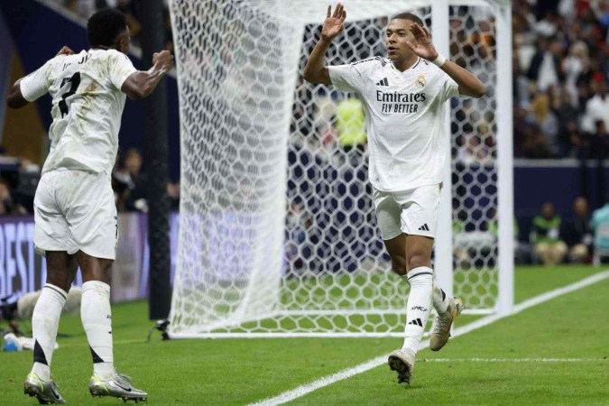 Com direito a pedaladas de Vini Jr. para driblar o goleiro adversário, foi Mbappé quem abriu o placar -  (crédito: KARIM JAAFAR / AFP)