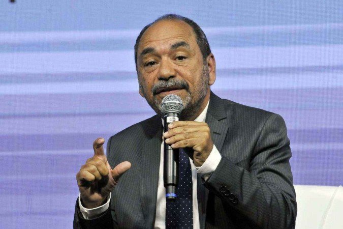 Maria de Lourdes Abadia, Everardo Maciel (C) e João Carlos Souto debatem com a mediação dos jornalistas Ana Maria Campos (E) e Carlos Alexandre de Souza