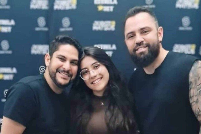 Isabella Sisterna subiu ao palco de show de Jorge e Mateus e pediu auxílio ao público para financiar ida a simulação da ONU nos Estados Unidos para a qual foi selecionada - (crédito: Reprodução/Instagram/@isabella.sisterna_) Isabella Sisterna subiu ao palco de show de Jorge e Mateus e pediu auxílio ao público para financiar ida a simulação da ONU nos Estados Unidos para a qual foi selecionada - (crédito: Reprodução/Instagram/@isabella.sisterna_)