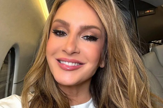 Claudia Leitte chama atenção com costas nuas em show -  (crédito: Observatorio dos Famosos)