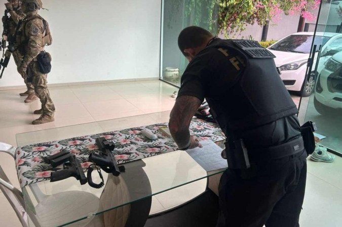 Policiais federais cumprem 18 mandados de busca e apreensão e 14 mandados de prisão temporária -  (crédito: Divulgação/Polícia Federal)