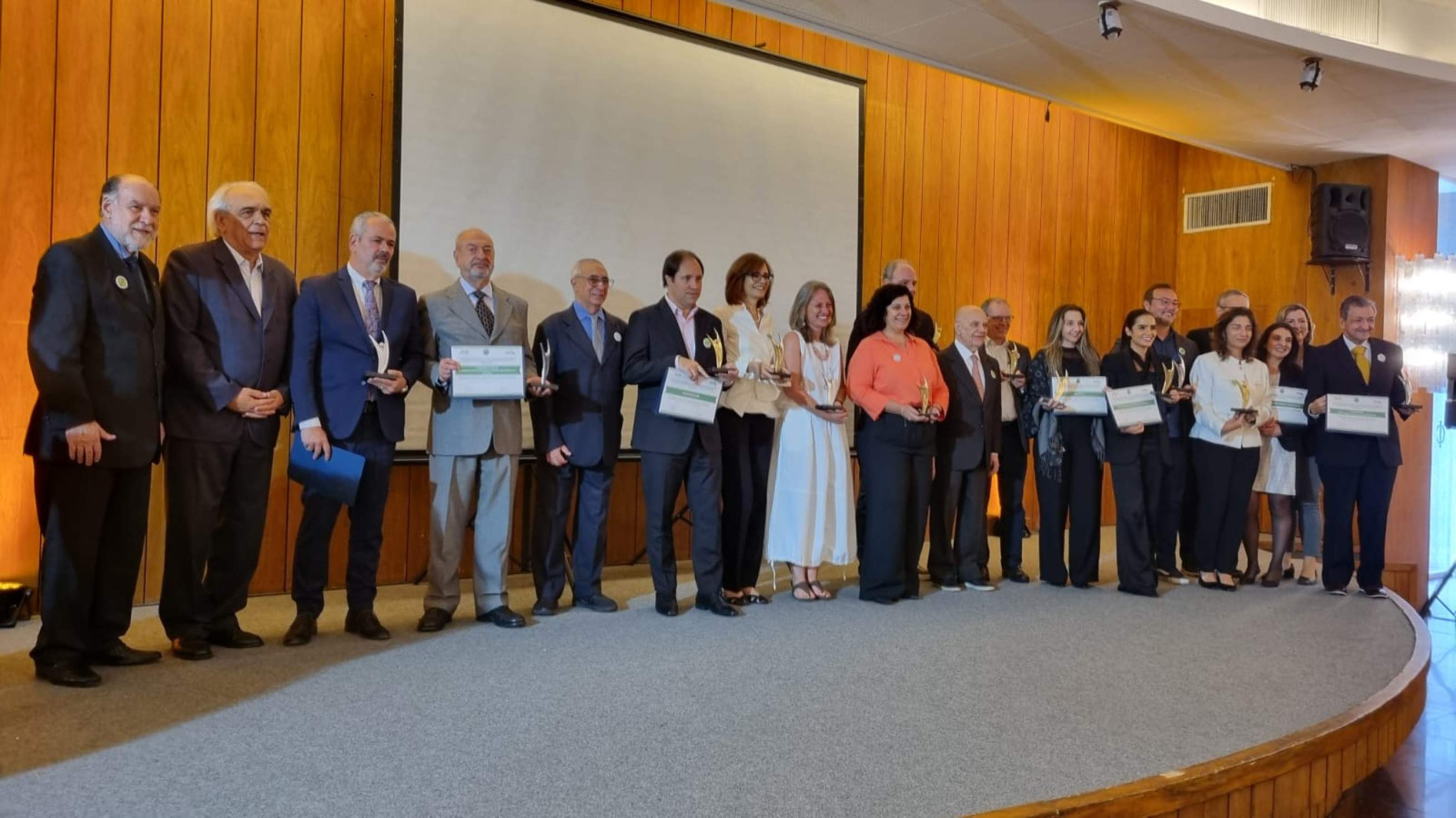 Prêmio Top Sustentabilidade premia empresas e personalidades - DINO