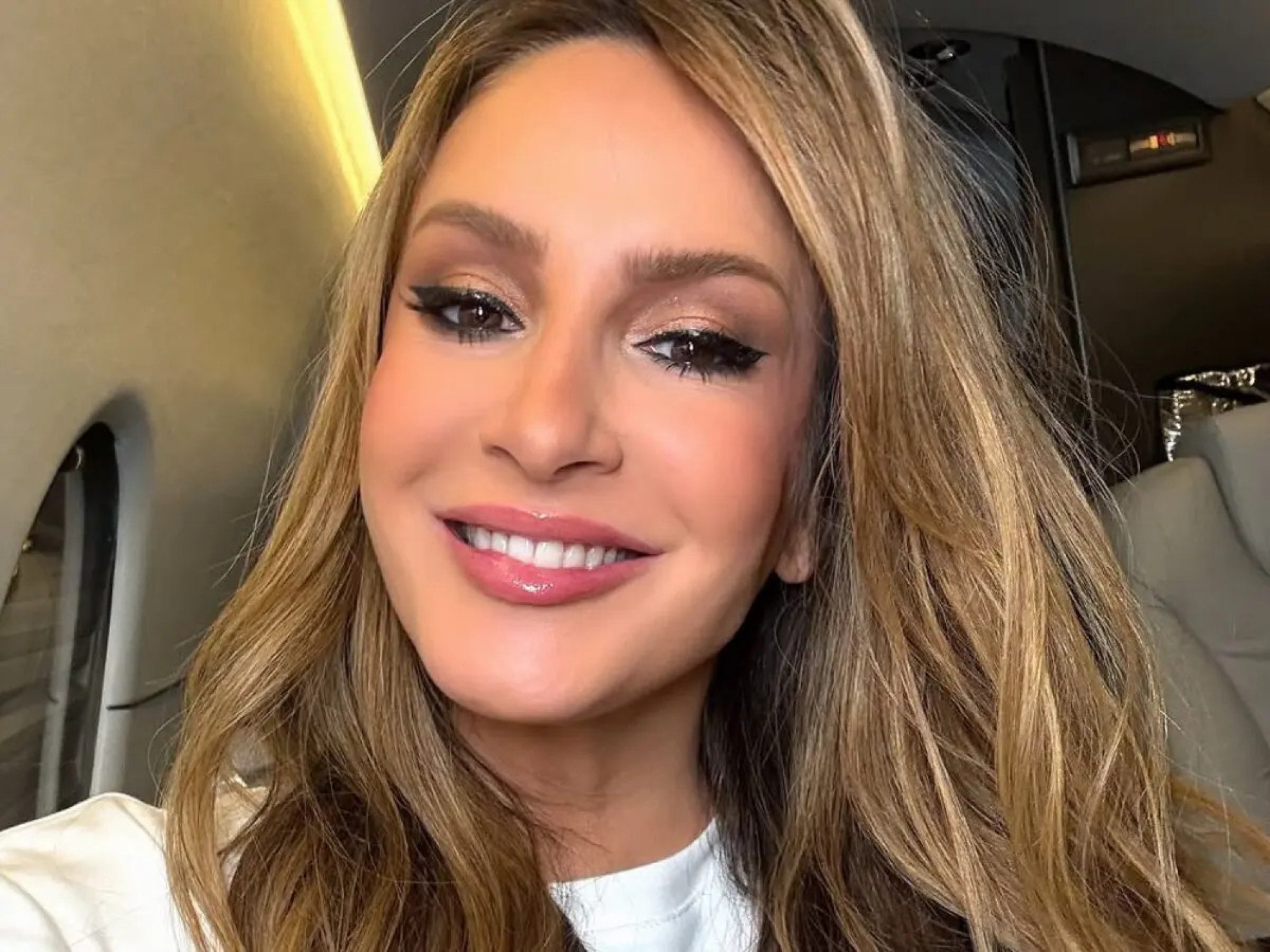 Claudia Leitte chama atenção com costas nuas em show