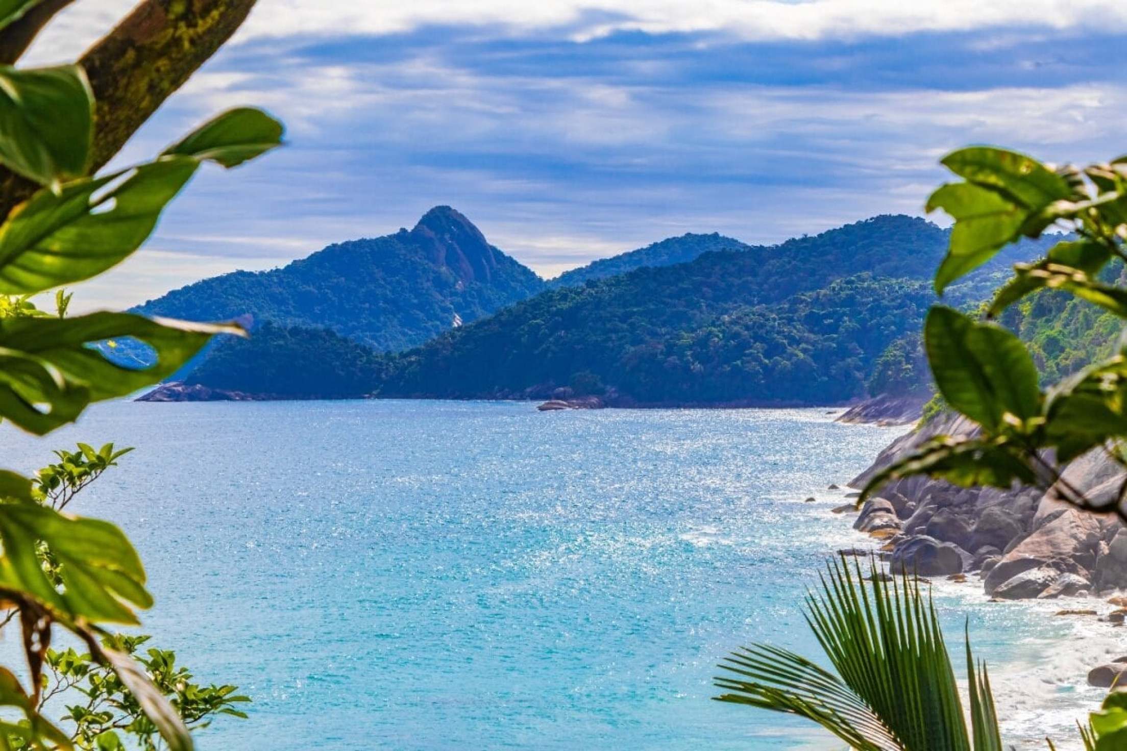 Angra dos Reis oferece um visual único com praias deslumbrantes e águas cristalinas (Imagem: Arkadij Schell | Shutterstock) -  (crédito: Edicase)