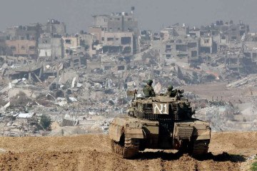 Tanque israelense mantém posição no sul do país, na fronteira com Gaza