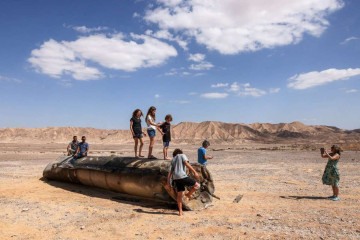 Israelenses embarcam em míssil iraniano no deserto de Negev após ataque de Teerã