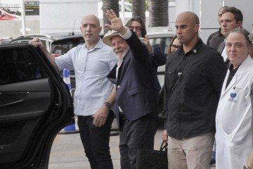 Lula teve que passar por uma cirurgia de emergência após hematoma intracraniano. O presidente recebeu alta médica e pode retornar a Brasília nesta quinta-feira  -  (crédito: Carlos FABAL / AFP)