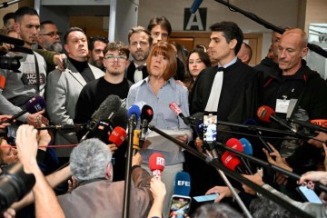 Gisèle Pelicot, acompanhada do advogado (D), fala à imprensa depois de sair do tribunal correcional de Avignon: 'Eu respeito a sentença' -  (crédito: Miguel Medina/AFP)