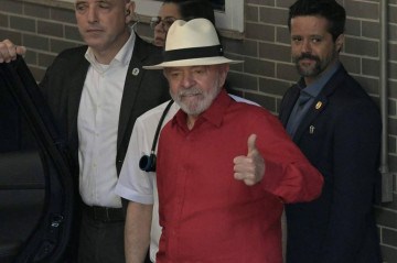 Presidente Lula deixa hospital Sírio Libanês em São Paulo, nesta quinta-feira (19/12)   -  (crédito: NELSON ALMEIDA / AFP)