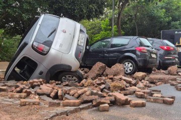 Carro foi parcialmente engolido por cratera que abriu, em Águas Claras -  (crédito: Minervino Júnior/CB/D.A Press)