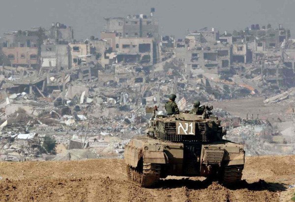 Tanque de Israel durante operação no sul do país, na fronteira com Gaza. Guerra completou mais de um ano no começo de 2025 -  (crédito: Jack Guez/AFP)