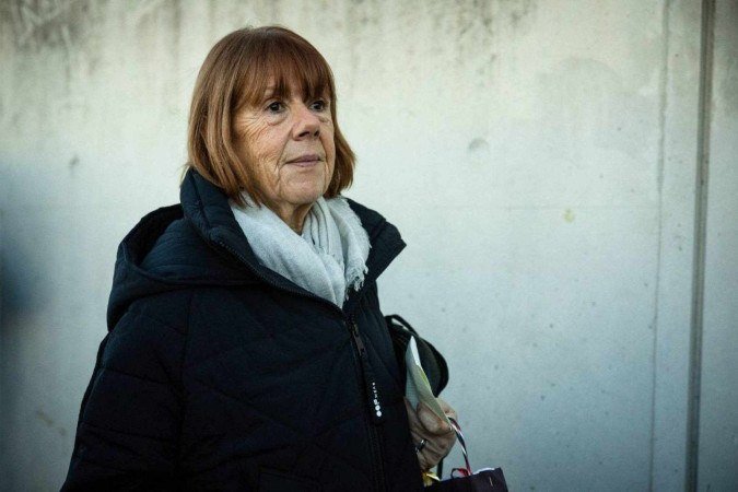 Gisèle Pelicot foi drogada durante anos pelo marido para ser estuprada por dezenas de desconhecidos. Ao todo, 51 homens foram condenados - (crédito: CLEMENT MAHOUDEAU / AFP) Gisèle Pelicot foi drogada durante anos pelo marido para ser estuprada por dezenas de desconhecidos. Ao todo, 51 homens foram condenados - (crédito: CLEMENT MAHOUDEAU / AFP)