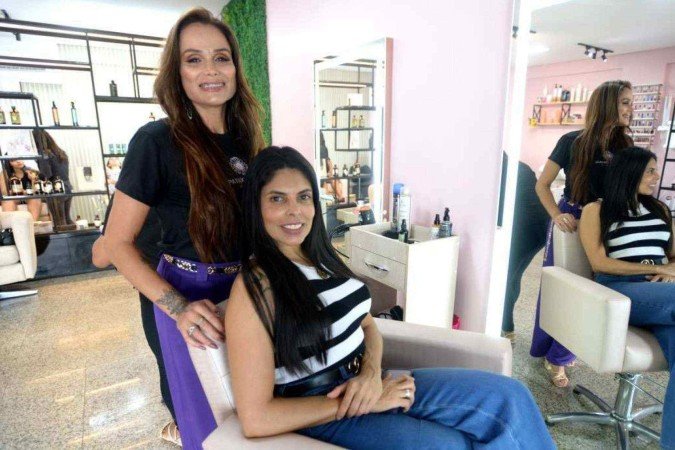  19/12/2024 Credito: Ed Alves/CB/DA.Press. Cidades. Movimento fim de ano nos Saloes de Beleza e barbearia. na foto, Patricia Alves e Maria Fernanda. 