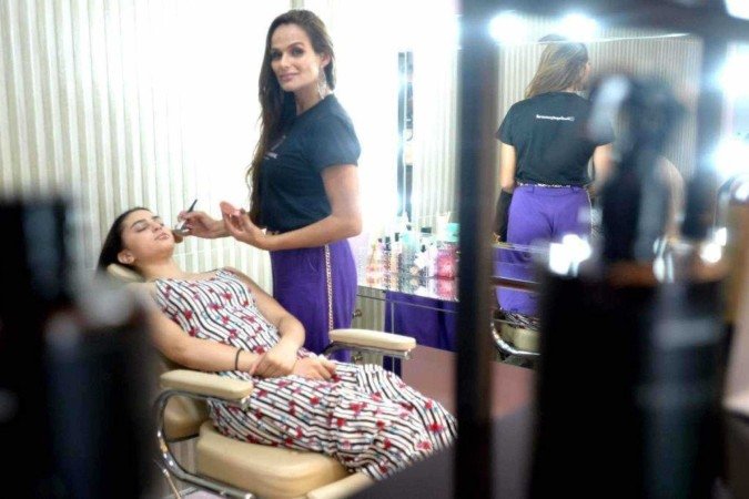  19/12/2024 Credito: Ed Alves/CB/DA.Press. Cidades. Movimento fim de ano nos Saloes de Beleza e barbearia. Na foto, Patricia Alves. 