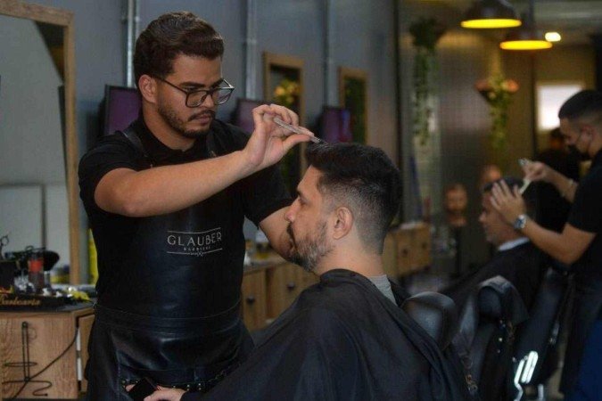  19/12/2024 Credito: Ed Alves/CB/DA.Press. Cidades. Movimento fim de ano nos Saloes de Beleza e barbearia. Na foto, Chales Moura e Isaías Moreira 