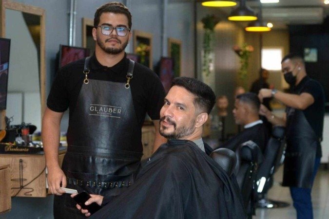  19/12/2024 Credito: Ed Alves/CB/DA.Press. Cidades. Movimento fim de ano nos Saloes de Beleza e barbearia. Na foto, Chales Moura e Isaías Moreira 