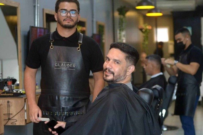  19/12/2024 Credito: Ed Alves/CB/DA.Press. Cidades. Movimento fim de ano nos Saloes de Beleza e barbearia. Na foto, Chales Moura e Isaías Moreira 