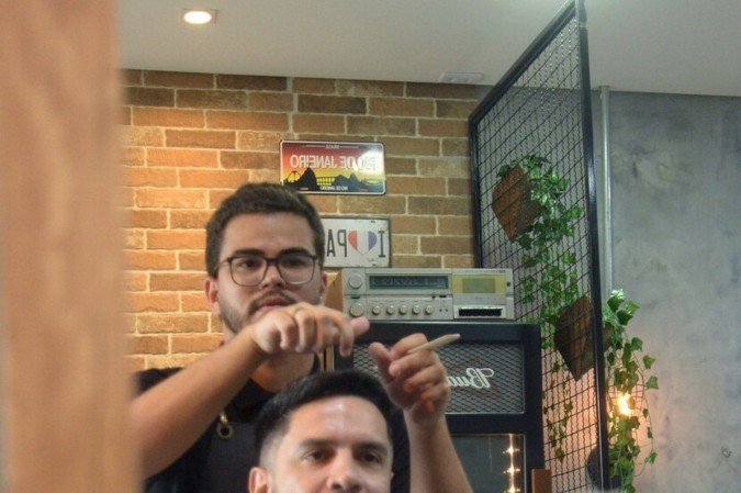  19/12/2024 Credito: Ed Alves/CB/DA.Press. Cidades. Movimento fim de ano nos Saloes de Beleza e barbearia. Na foto, Chales Moura e Isaías Moreira 