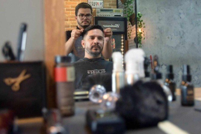  19/12/2024 Credito: Ed Alves/CB/DA.Press. Cidades. Movimento fim de ano nos Saloes de Beleza e barbearia. Na foto, Chales Moura e Isaías Moreira 