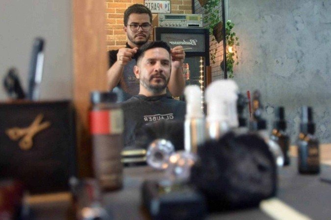  19/12/2024 Credito: Ed Alves/CB/DA.Press. Cidades. Movimento fim de ano nos Saloes de Beleza e barbearia. Na foto, Chales Moura e Isaías Moreira 