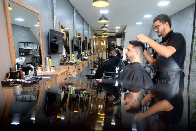  19/12/2024 Credito: Ed Alves/CB/DA.Press. Cidades. Movimento fim de ano nos Saloes de Beleza e barbearia. Na foto, Chales Moura e Isaías Moreira 