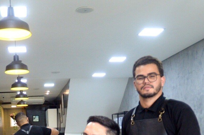  19/12/2024 Credito: Ed Alves/CB/DA.Press. Cidades. Movimento fim de ano nos Saloes de Beleza e barbearia. Na foto, Chales Moura e Isaías Moreira 