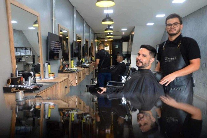  19/12/2024 Credito: Ed Alves/CB/DA.Press. Cidades. Movimento fim de ano nos Saloes de Beleza e barbearia. Na foto, Chales Moura e Isaías Moreira 