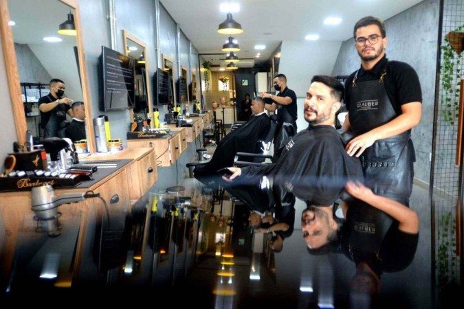  19/12/2024 Credito: Ed Alves/CB/DA.Press. Cidades. Movimento fim de ano nos Saloes de Beleza e barbearia. Na foto, Chales Moura e Isaías Moreira