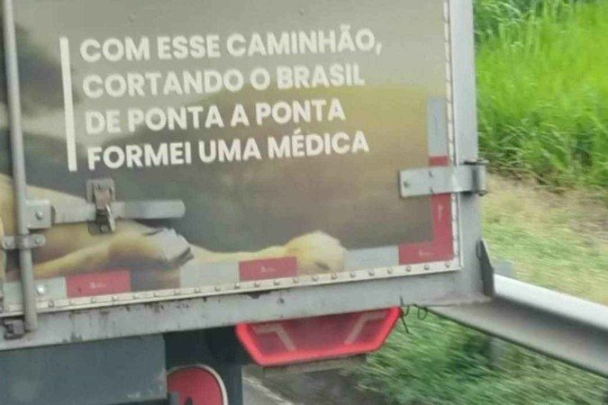 Pai caminhoneiro emociona com mensagem para filha médica - (crédito: Reprodução / TikTok) Pai caminhoneiro emociona com mensagem para filha médica - (crédito: Reprodução / TikTok)