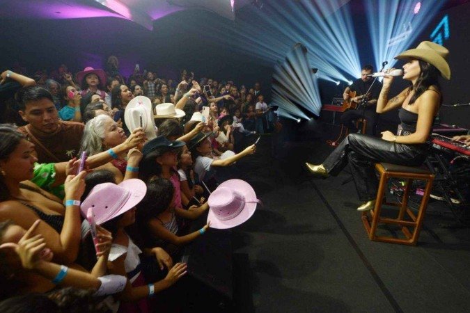 Ana Castela esteve na Clube FM para uma entrevista no Fala Sucesso! e um show privado para os fãs no auditório do Correio Braziliense