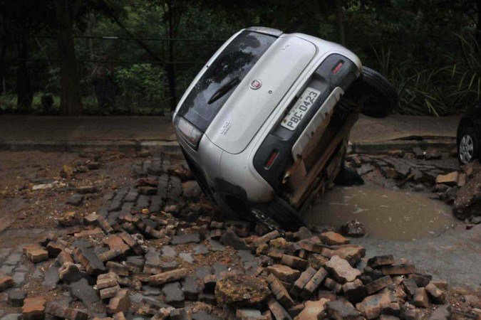 Corpo de Bombeiros acredita que buraco foi causado pelo colapso de um duto de esgoto subterrâneo