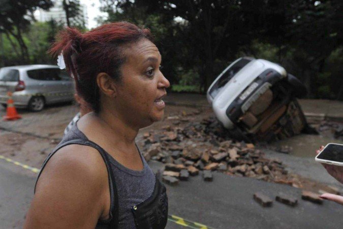 O veículo pertence à diarista Rozilena Oliveira Severino, de 48 anos, que ficou em estado de choque ao presenciar a cena