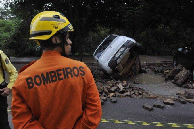  19/12/2024. Crédito: Minervino Júnior/CB/D.A Press. Brasil.  Brasilia - DF. Estragos da chuva em Àguas Claras na avenida do parque. Carro(Fiat Uno) afundou no estacionamento.