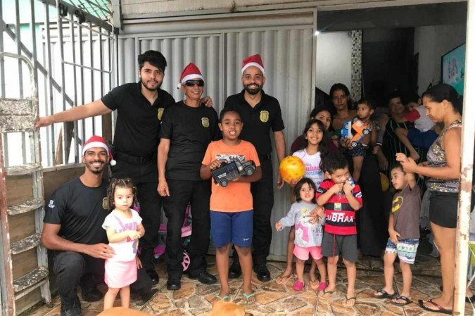 No total, aproximadamente 850 crianças receberam presentes no Natal Solidário promovido pelas polícias Civil e Militar em Brazlândia - (crédito: PCDF/Divulgação) No total, aproximadamente 850 crianças receberam presentes no Natal Solidário promovido pelas polícias Civil e Militar em Brazlândia - (crédito: PCDF/Divulgação)