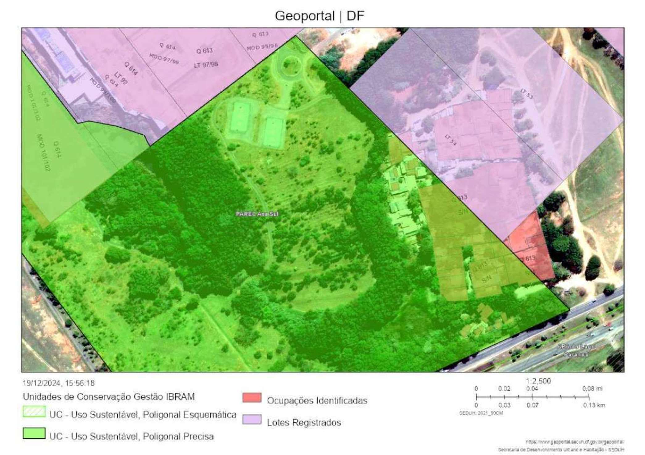 Vila Cultural Cobra Coral (em vermelho) aparece parte dentro da poligonal do Parque Ecológico da Asa Sul (verde) e parte como ocupação dentro do Lote 54, da Terracap (em rosa)