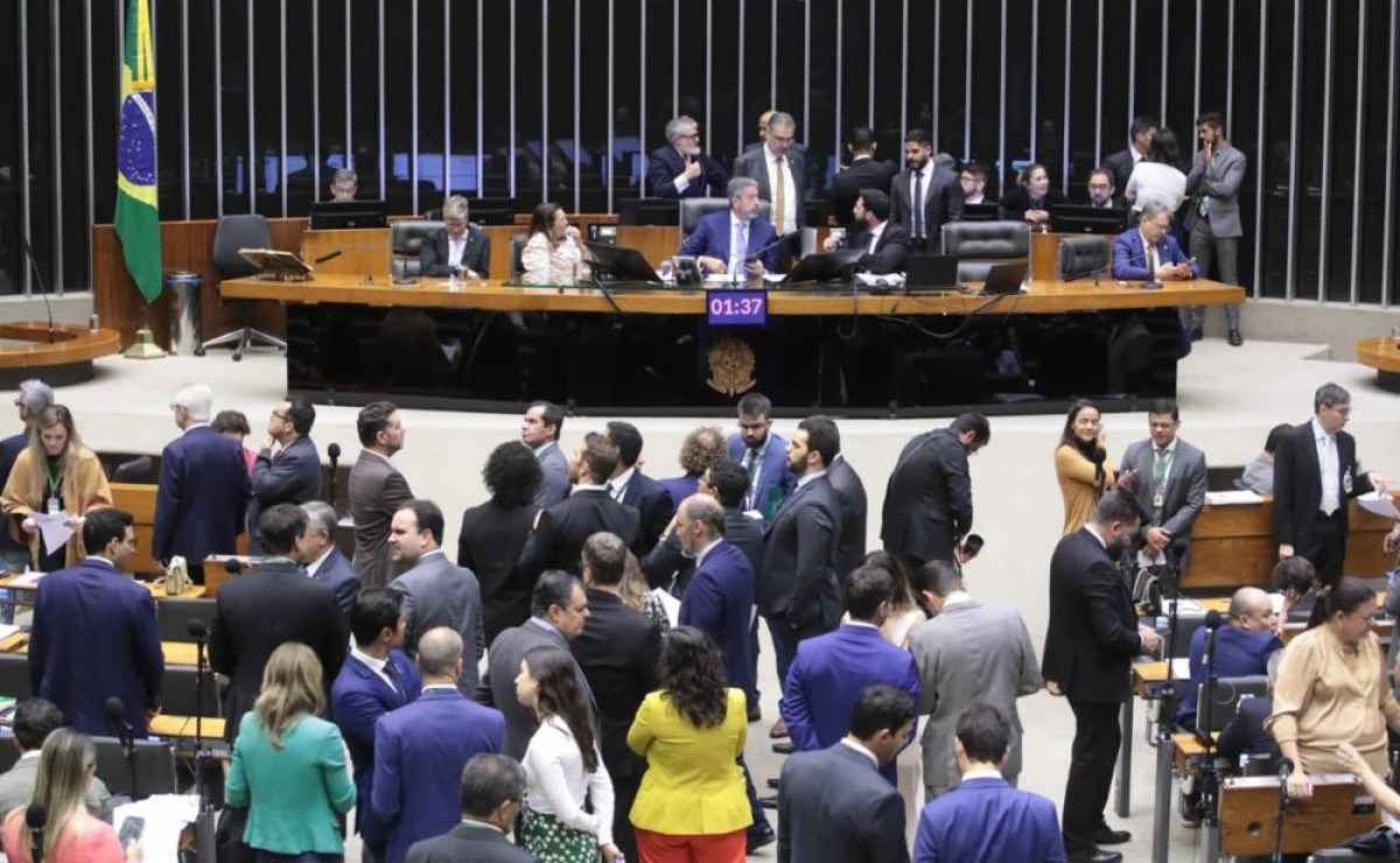 Câmara aprova PEC do corte de gastos em primeiro turno