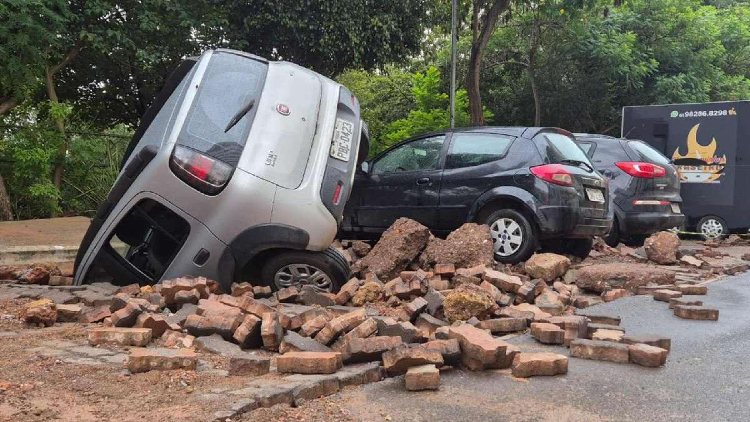 Chuva no DF deixa rastros de destruição, nesta quinta-feira (19/12). Vídeo