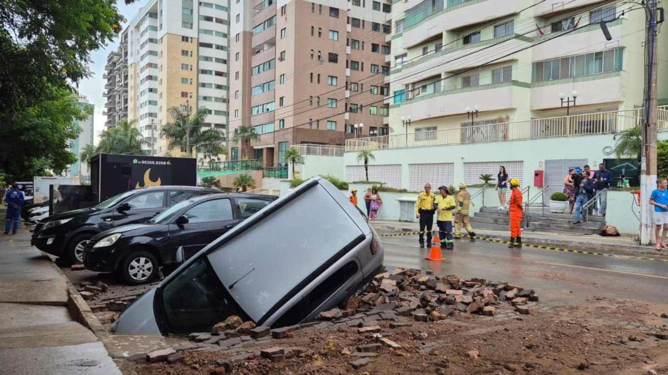 O carro pertence à diarista Rozilene Oliveira