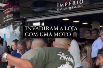 Vídeo postado pela loja mostra dois homens entrando no local em moto -  (crédito: Reprodução / Instagram )