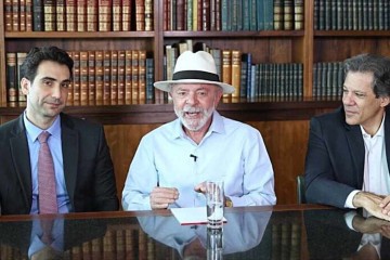 Lula e Haddad ensaiaram tom conciliador entre governo e mercado no fim do ano em vídeo com o presidente do BC, Gabriel Galípolo -  (crédito: YouTube/Reprodução)