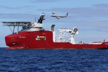 AP-3C Orion da Força Aérea Real Australiana passando pelo navio de defesa australiano Ocean Shield em uma missão para lançar bóias de sonar para auxiliar na busca acústica do desaparecimento do voo MH370 da Malaysia Airlines -  (crédito: LSIS BRADLEY DARVILL / AUSTRALIAN DEFENCE / AFP)